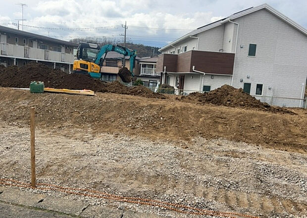 【構造・工法・仕様_2】ベタ基礎とは、柱の位置に関係なく全体に基礎がある事を指し、面積が大きい分建物の重さを全体に分散できます。また、地面からの湿気や害虫を遮断でき、木造住宅で心配されるシロアリ被害を防ぐ効果も期待できます。
