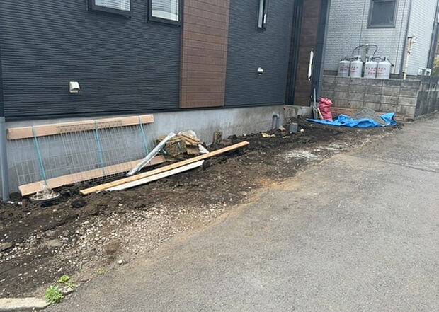 【駐車場_2】駐車場と明記されていても、最小スペースでつくられた駐車場だと大型車は駐車できなかったり、出入りしにくくなったりする可能性があります。お車のサイズと購入したい物件の駐車場のサイズを現地で確認しましょう。