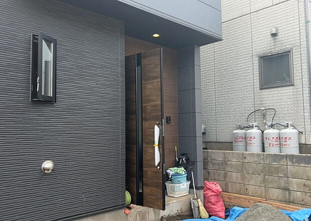 【玄関】玄関は家の顔でもあり、家族以外の目にも止まる場所です。玄関は外との間を仕切る扉、靴などをしまっておく収納スペース、靴脱ぎのたたきスペース、来客とのやり取りをするドアホンなど複数のアイテムからなります。