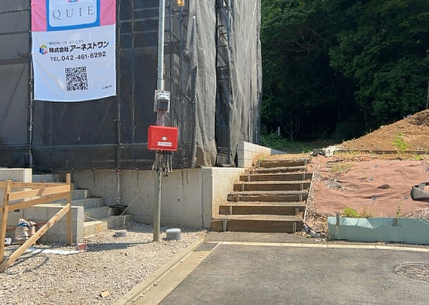 【外観_3】現地に行くなら、物件の周囲の地形がどうなっているかを見ることも大切です。周辺より低くなっている土地では、大雨などで水が集まりやすいため、地盤が弱くなっているということも考えられるため、注意が必要です。