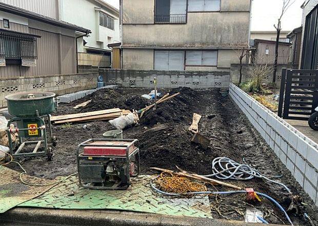 【玄関_2】玄関は、狭すぎると複数人で使いにくく、広すぎても無駄な空間になりがちです。最低2畳を目安にして、家の広さとの兼ね合いや家族の人数を考慮して決めるとよいでしょう。現地を見学して快適な玄関を選びましょう！