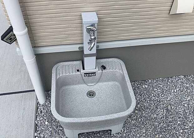 【外水栓】外水栓は、庭の水やりや洗車など、様々な用途に使える便利な設備です。ホースがしっかりと接続できるもの、水圧が安定しているものなど、使い勝手の良いものを選びましょう。また、凍結防止機能が付いているものなら、冬場でも安心して使用できます。