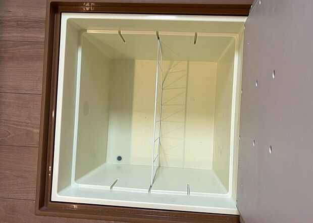 【キッチン床下収納】キッチン床下収納は、調理器具や食器などをスッキリと収納できる便利なスペースです。収納量が多いもの、引き出しがスムーズに開閉するものなど、使い勝手の良いものを選ぶことが大切です。また、湿気がこもりやすい場所なので、通気性の良いものを選ぶこともおすすめです。