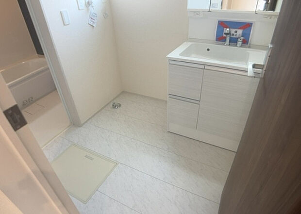 【脱衣場】多くの戸建て住宅で見かける洗面脱衣所は、洗面台と洗濯機が2畳ほどのスペースに並べられていて、洗面所が脱衣所を兼ね備えている間取りが一般的です。お客様が利用することもある、パブリックな空間でもあります。