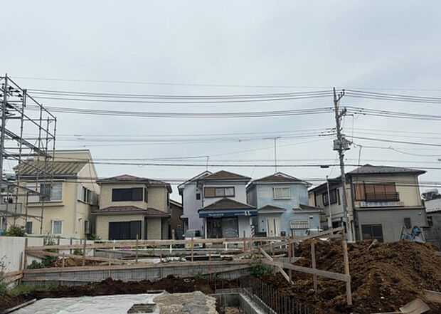 【物件からの展望_2】眺望を気にして物件を探す場合、前面に建物が建っていないか現地で確認しましょう!前面に建物があると景色はもちろん、日当たりや風通しにも影響が出てきます。住んだ時のことを想像しながら現地見学をしましょう。