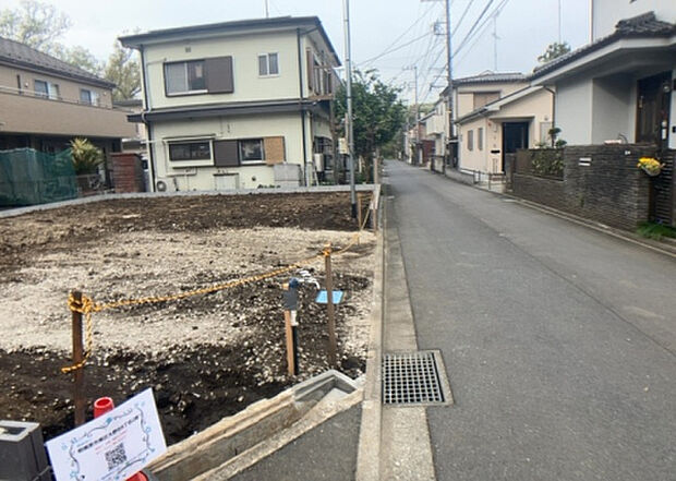 【前面道路含む現地写真_2】前面道路の幅員や歩道の有無、近隣の建物との距離感などは、実際の生活の利便性や安全性に大きく影響します。複数のアングルから前面道路の状況を確認することで、より具体的に生活イメージを描けます。