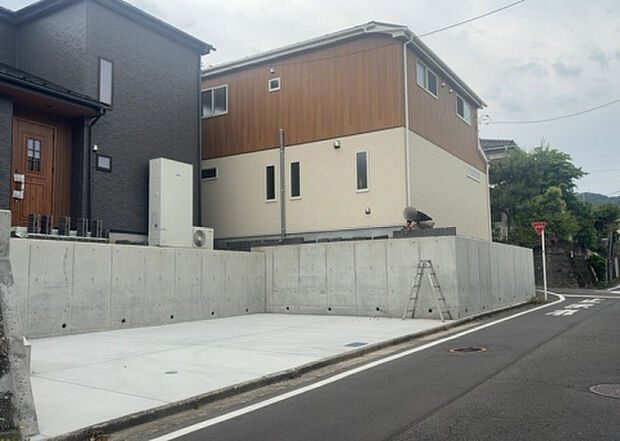 【前面道路含む現地写真_2】お持ちの車種によっては前面道路が広い方が便利でしょう。しかし、前面道路が広ければその分交通量が多くなるため、騒音などが気になる場合があります。実際に現地を見学し、周辺交通量や騒音などを確認しましょう!