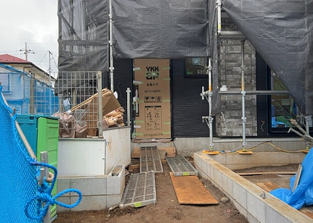 【玄関_2】玄関は、狭すぎると複数人で使いにくく、広すぎても無駄な空間になりがちです。最低2畳を目安にして、家の広さとの兼ね合いや家族の人数を考慮して決めるとよいでしょう。現地を見学して快適な玄関を選びましょう！