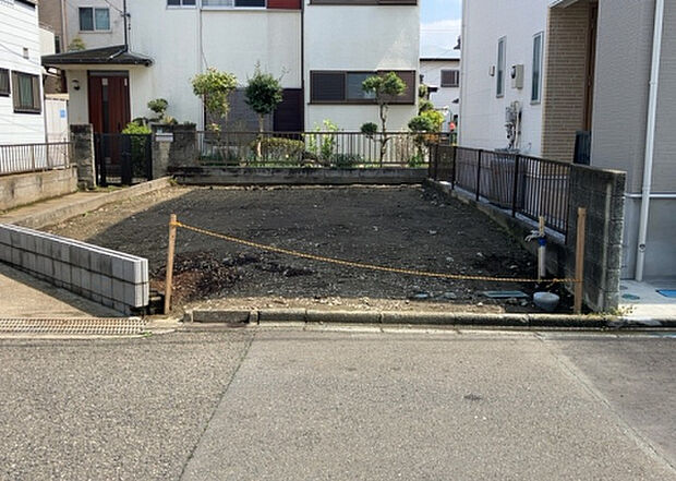 【前面道路含む現地写真_2】前面道路の幅員や歩道の有無、近隣の建物との距離感などは、実際の生活の利便性や安全性に大きく影響します。複数のアングルから前面道路の状況を確認することで、より具体的に生活イメージを描けます。