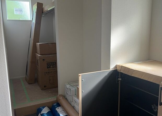 【玄関収納】玄関収納は、靴や傘、コートなどをスッキリと収納できるだけでなく、来客時に見せる顔となるため、家の顔とも言えます。収納量だけでなく、デザイン性も重視したいところです。ミラー付きの収納であれば、外出前の身だしなみチェックにも便利です。