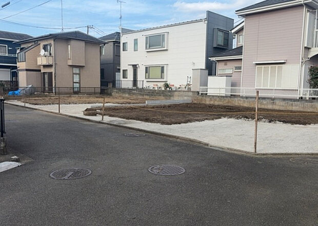 【前面道路含む現地写真_2】前面道路の幅員や歩道の有無、近隣の建物との距離感などは、実際の生活の利便性や安全性に大きく影響します。複数のアングルから前面道路の状況を確認することで、より具体的に生活イメージを描けます。