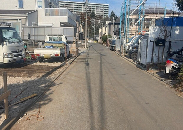 【前面道路含む現地写真_2】前面道路の幅員や歩道の有無、近隣の建物との距離感などは、実際の生活の利便性や安全性に大きく影響します。複数のアングルから前面道路の状況を確認することで、より具体的に生活イメージを描けます。