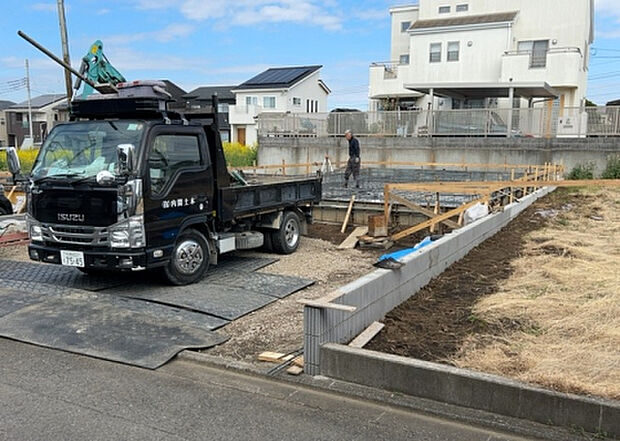 【庭_2】庭のある家に住むことのメリットとして、子どもたちの遊び場を確保できること、ガーデニングや家庭菜園を楽しめること、明るさを確保できることがあります。また、配置を工夫することでプライバシーが確保できます。