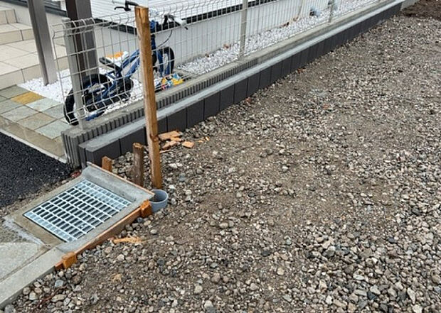【その他設備】敷地内には、散水栓や立水栓があります。水道水を直接利用できるため、水を運ぶ手間を省くことが出来ます。大量の水を必要とする洗車作業や清掃などに役立ちます。その他設備とあわせて、現地でご確認ください。