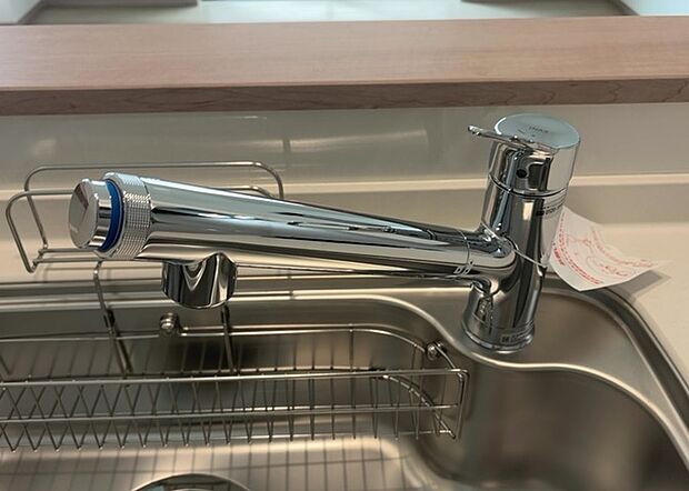 【キッチン水栓】キッチン水栓は、毎日必ず使うものだからこそ、使いやすさが重要です。シャワーヘッドの切り替えがスムーズか、吐水量が調節できるか、水しぶきが飛び散りにくい構造か、浄水機能が付いているかなど、日々の家事を快適にするための機能が数多くあります。また、デザインも多種多様なので、キッチン全体の雰囲気に合わせたものを選ぶことができます。