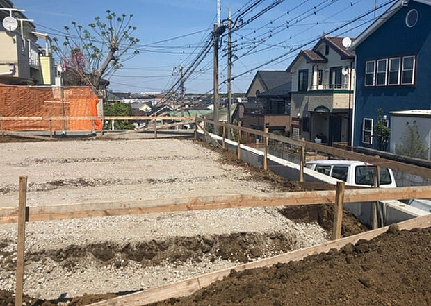 【玄関_2】玄関は、狭すぎると複数人で使いにくく、広すぎても無駄な空間になりがちです。最低2畳を目安にして、家の広さとの兼ね合いや家族の人数を考慮して決めるとよいでしょう。現地を見学して快適な玄関を選びましょう！
