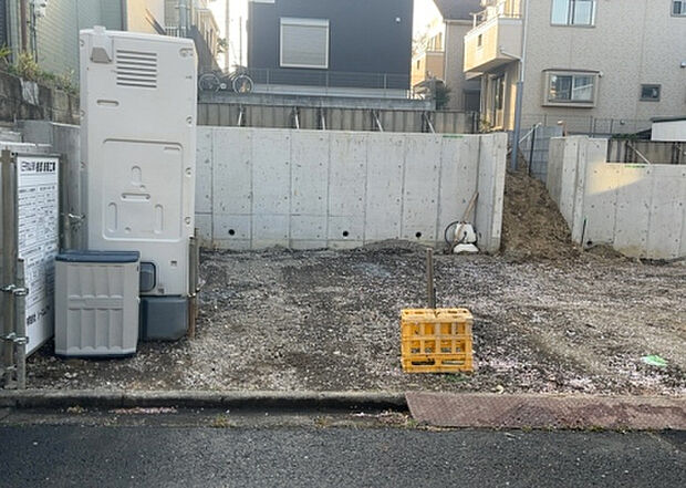 【庭_2】庭のある家に住むことのメリットとして、子どもたちの遊び場を確保できること、ガーデニングや家庭菜園を楽しめること、明るさを確保できることがあります。また、配置を工夫することでプライバシーが確保できます。
