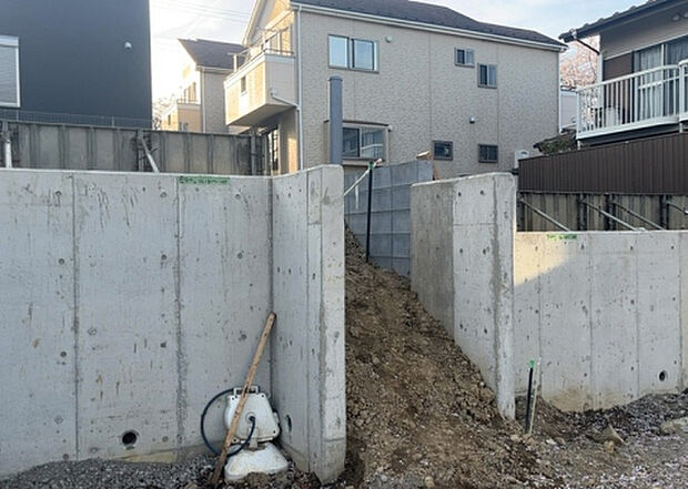 【玄関_2】玄関は、狭すぎると複数人で使いにくく、広すぎても無駄な空間になりがちです。最低2畳を目安にして、家の広さとの兼ね合いや家族の人数を考慮して決めるとよいでしょう。現地を見学して快適な玄関を選びましょう!