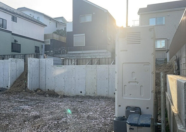 【外観_3】現地に行くなら、物件の周囲の地形がどうなっているかを見ることも大切です。周辺より低くなっている土地では、大雨などで水が集まりやすいため、地盤が弱くなっているということも考えられるため、注意が必要です。