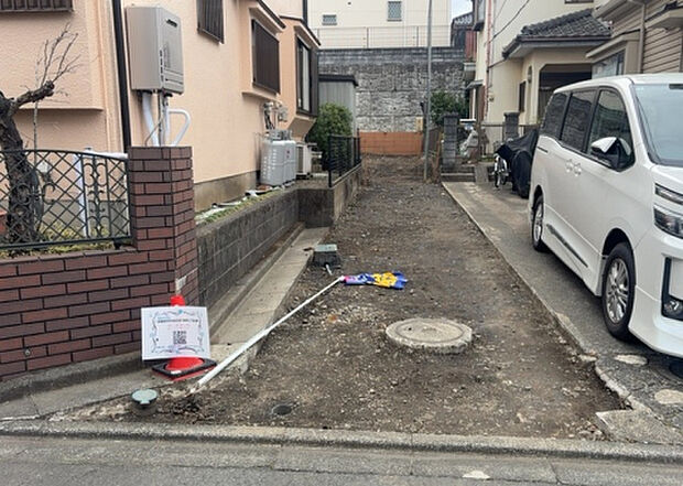 【外観_3】現地に行くなら、物件の周囲の地形がどうなっているかを見ることも大切です。周辺より低くなっている土地では、大雨などで水が集まりやすいため、地盤が弱くなっているということも考えられるため、注意が必要です。
