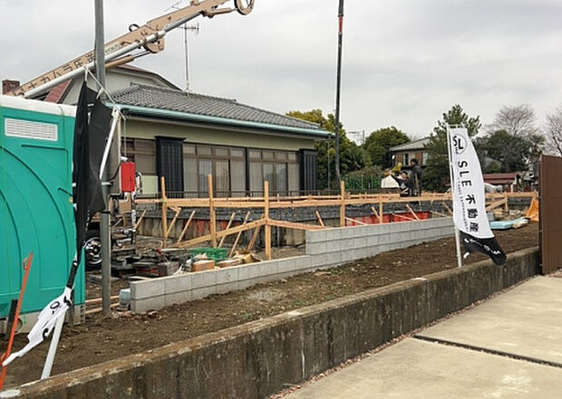 【玄関_2】玄関は、狭すぎると複数人で使いにくく、広すぎても無駄な空間になりがちです。最低2畳を目安にして、家の広さとの兼ね合いや家族の人数を考慮して決めるとよいでしょう。現地を見学して快適な玄関を選びましょう！