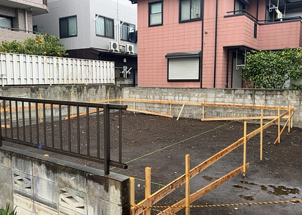 【外観_3】現地に行くなら、物件の周囲の地形がどうなっているかを見ることも大切です。周辺より低くなっている土地では、大雨などで水が集まりやすいため、地盤が弱くなっているということも考えられるため、注意が必要です。