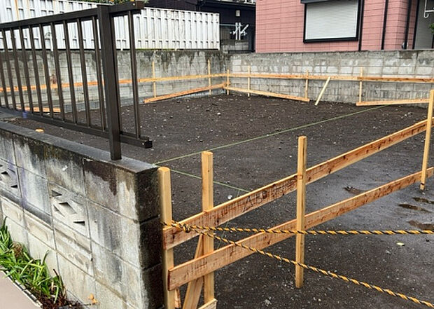 【庭_2】庭のある家に住むことのメリットとして、子どもたちの遊び場を確保できること、ガーデニングや家庭菜園を楽しめること、明るさを確保できることがあります。また、配置を工夫することでプライバシーが確保できます。