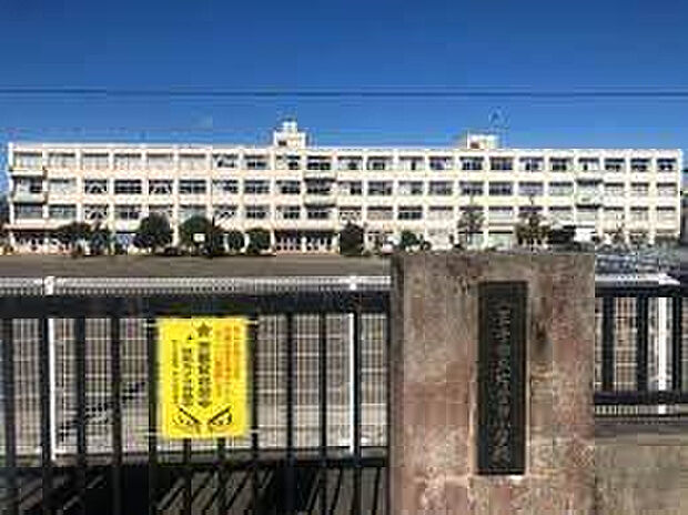 片倉台小学校(約1,099m)