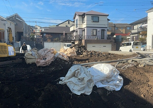 【庭_2】庭のある家に住むことのメリットとして、子どもたちの遊び場を確保できること、ガーデニングや家庭菜園を楽しめること、明るさを確保できることがあります。また、配置を工夫することでプライバシーが確保できます。