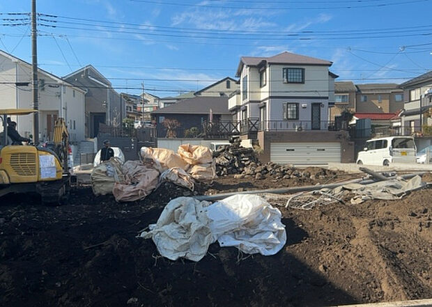 【玄関_2】玄関は、狭すぎると複数人で使いにくく、広すぎても無駄な空間になりがちです。最低2畳を目安にして、家の広さとの兼ね合いや家族の人数を考慮して決めるとよいでしょう。現地を見学して快適な玄関を選びましょう!