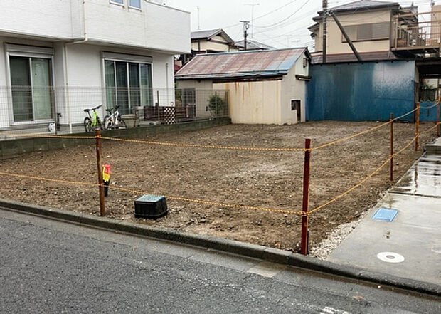 【前面道路含む現地写真_2】前面道路の幅員や歩道の有無、近隣の建物との距離感などは、実際の生活の利便性や安全性に大きく影響します。複数のアングルから前面道路の状況を確認することで、より具体的に生活イメージを描けます。