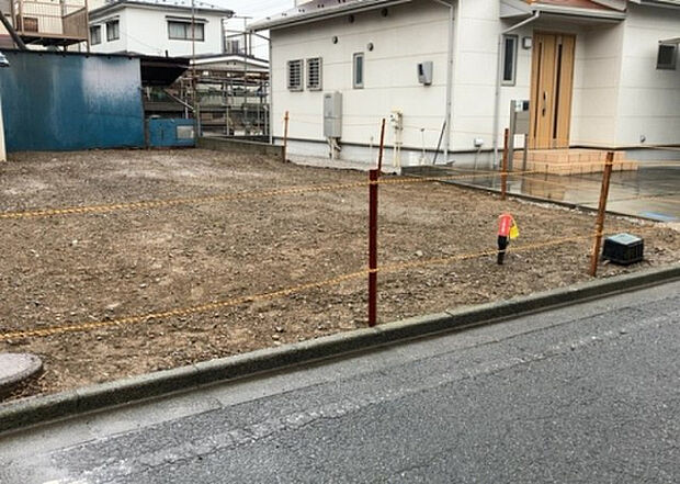 【玄関】玄関は家の顔でもあり、家族以外の目にも止まる場所です。玄関は外との間を仕切る扉、靴などをしまっておく収納スペース、靴脱ぎのたたきスペース、来客とのやり取りをするドアホンなど複数のアイテムからなります。