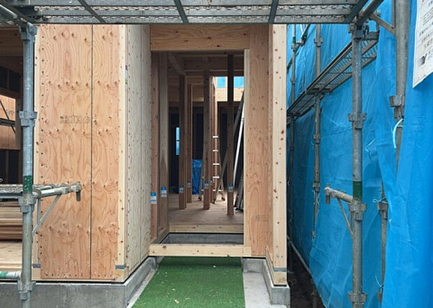【玄関_2】玄関は、狭すぎると複数人で使いにくく、広すぎても無駄な空間になりがちです。最低2畳を目安にして、家の広さとの兼ね合いや家族の人数を考慮して決めるとよいでしょう。現地を見学して快適な玄関を選びましょう!
