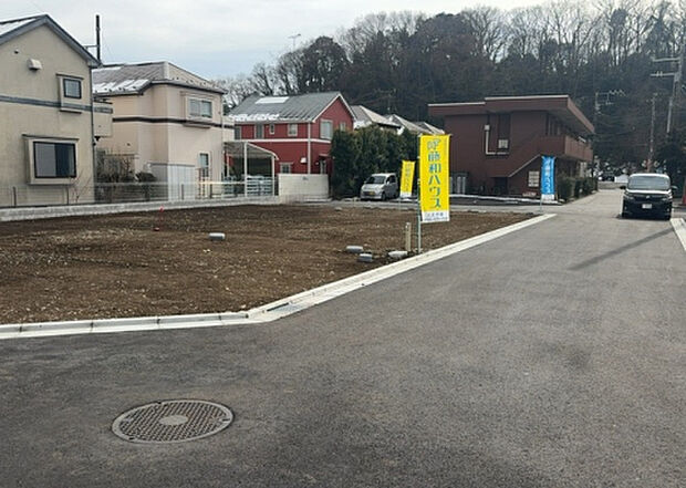 【前面道路含む現地写真_2】前面道路の幅員や歩道の有無、近隣の建物との距離感などは、実際の生活の利便性や安全性に大きく影響します。複数のアングルから前面道路の状況を確認することで、より具体的に生活イメージを描けます。