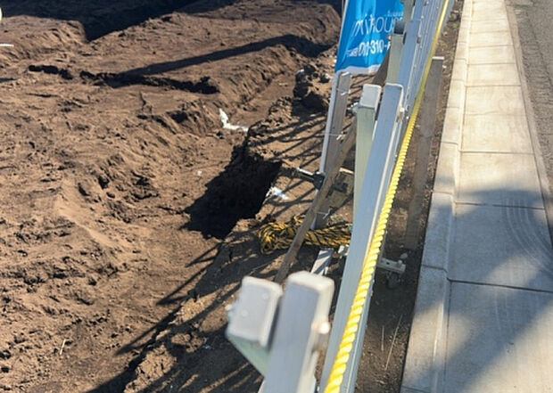【その他設備】敷地内には、散水栓や立水栓があります。水道水を直接利用できるため、水を運ぶ手間を省くことが出来ます。大量の水を必要とする洗車作業や清掃などに役立ちます。その他設備とあわせて、現地でご確認ください。