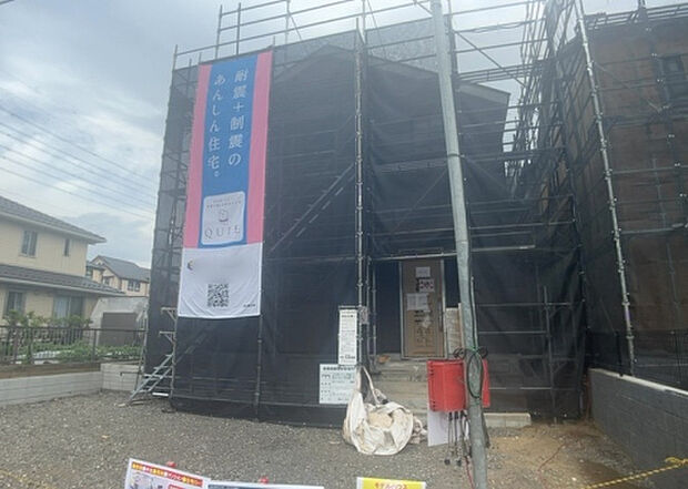 【外観_3】現地に行くなら、物件の周囲の地形がどうなっているかを見ることも大切です。周辺より低くなっている土地では、大雨などで水が集まりやすいため、地盤が弱くなっているということも考えられるため、注意が必要です。