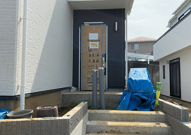 【玄関_2】玄関は、狭すぎると複数人で使いにくく、広すぎても無駄な空間になりがちです。最低2畳を目安にして、家の広さとの兼ね合いや家族の人数を考慮して決めるとよいでしょう。現地を見学して快適な玄関を選びましょう!