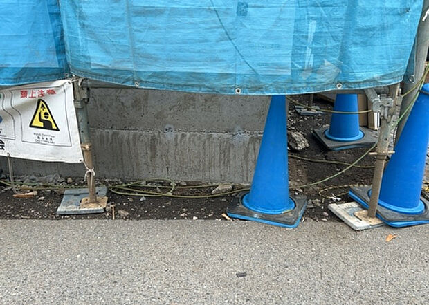 【構造・工法・仕様_2】ベタ基礎とは、柱の位置に関係なく全体に基礎がある事を指し、面積が大きい分建物の重さを全体に分散できます。また、地面からの湿気や害虫を遮断でき、木造住宅で心配されるシロアリ被害を防ぐ効果も期待できます。