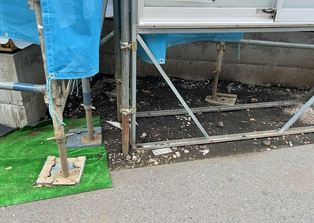 【庭_2】庭のある家に住むことのメリットとして、子どもたちの遊び場を確保できること、ガーデニングや家庭菜園を楽しめること、明るさを確保できることがあります。また、配置を工夫することでプライバシーが確保できます。