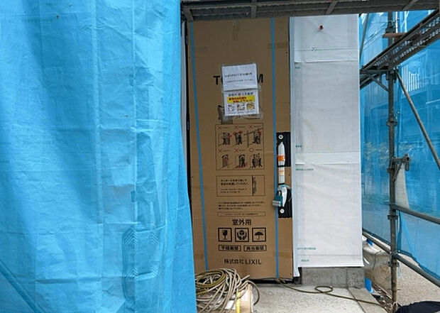 【玄関】玄関は家の顔でもあり、家族以外の目にも止まる場所です。玄関は外との間を仕切る扉、靴などをしまっておく収納スペース、靴脱ぎのたたきスペース、来客とのやり取りをするドアホンなど複数のアイテムからなります。