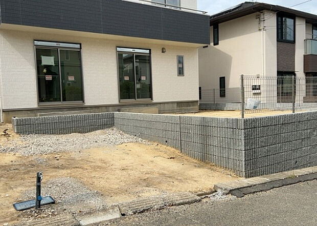 【前面道路含む現地写真_2】前面道路の幅員や歩道の有無、近隣の建物との距離感などは、実際の生活の利便性や安全性に大きく影響します。複数のアングルから前面道路の状況を確認することで、より具体的に生活イメージを描けます。