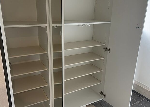 【玄関収納】玄関収納は、靴や傘、コートなどをスッキリと収納できるだけでなく、来客時に見せる顔となるため、家の顔とも言えます。収納量だけでなく、デザイン性も重視したいところです。ミラー付きの収納であれば、外出前の身だしなみチェックにも便利です。