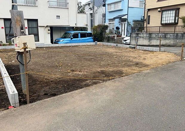 【庭_2】庭のある家に住むことのメリットとして、子どもたちの遊び場を確保できること、ガーデニングや家庭菜園を楽しめること、明るさを確保できることがあります。また、配置を工夫することでプライバシーが確保できます。