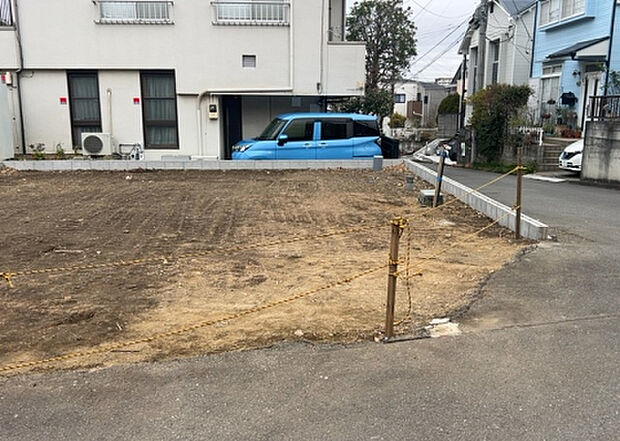 【玄関】玄関は家の顔でもあり、家族以外の目にも止まる場所です。玄関は外との間を仕切る扉、靴などをしまっておく収納スペース、靴脱ぎのたたきスペース、来客とのやり取りをするドアホンなど複数のアイテムからなります。