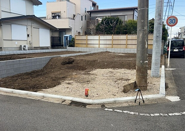 【前面道路含む現地写真_2】前面道路の幅員や歩道の有無、近隣の建物との距離感などは、実際の生活の利便性や安全性に大きく影響します。複数のアングルから前面道路の状況を確認することで、より具体的に生活イメージを描けます。