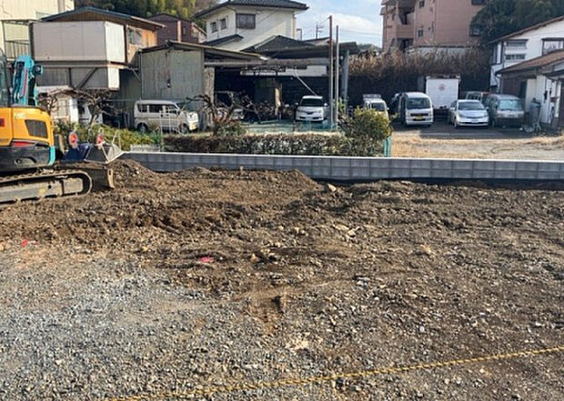 【構造・工法・仕様_2】ベタ基礎とは、柱の位置に関係なく全体に基礎がある事を指し、面積が大きい分建物の重さを全体に分散できます。また、地面からの湿気や害虫を遮断でき、木造住宅で心配されるシロアリ被害を防ぐ効果も期待できます。
