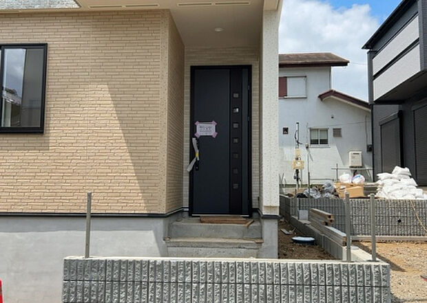 【玄関】玄関は家の顔でもあり、家族以外の目にも止まる場所です。玄関は外との間を仕切る扉、靴などをしまっておく収納スペース、靴脱ぎのたたきスペース、来客とのやり取りをするドアホンなど複数のアイテムからなります。
