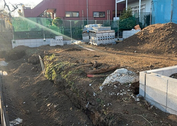【外観_3】現地に行くなら、物件の周囲の地形がどうなっているかを見ることも大切です。周辺より低くなっている土地では、大雨などで水が集まりやすいため、地盤が弱くなっているということも考えられるため、注意が必要です。