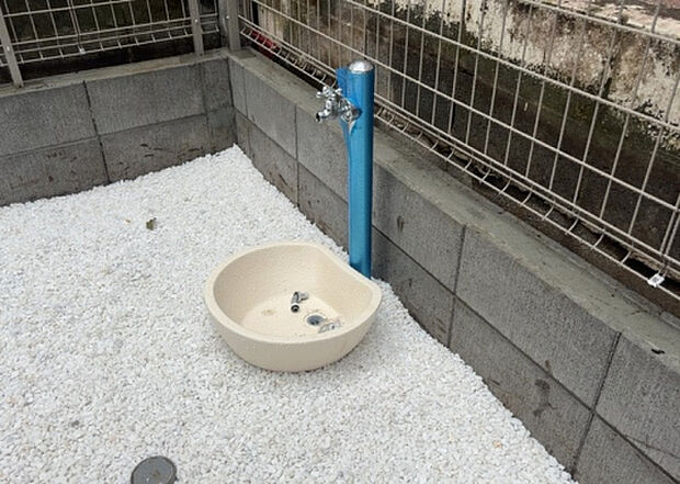 【その他設備】敷地内には、散水栓や立水栓があります。水道水を直接利用できるため、水を運ぶ手間を省くことが出来ます。大量の水を必要とする洗車作業や清掃などに役立ちます。その他設備とあわせて、現地でご確認ください。