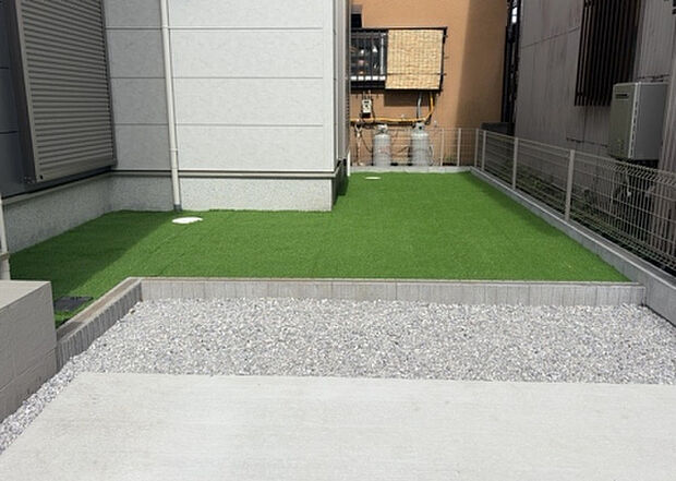 【庭】庭があることでガーデニングや家庭菜園はもちろん、こどもの遊び場やペットを放して遊ぶことができます。また、家の周囲に余裕があるということです。隣地との間があれば、十分な日当たりと、風通しが確保できます。